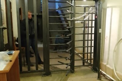    Артем Желудов в понедельник утром захватил здание администрации Шлиссельбурга ©Администрация Кировского района ЛО