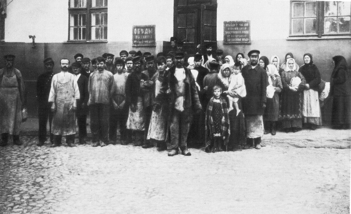 Вот она дешевая столовая на Хитровке. Фото 1900-1910 года.                                                         Источник www.pastvu.com