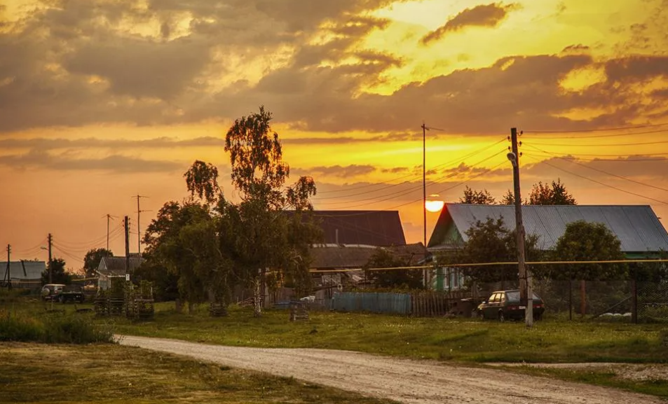 Село месяц. Вечерняя деревня. Закат в деревне. Вечер в деревне закат. Тёплый вечер в деревне.