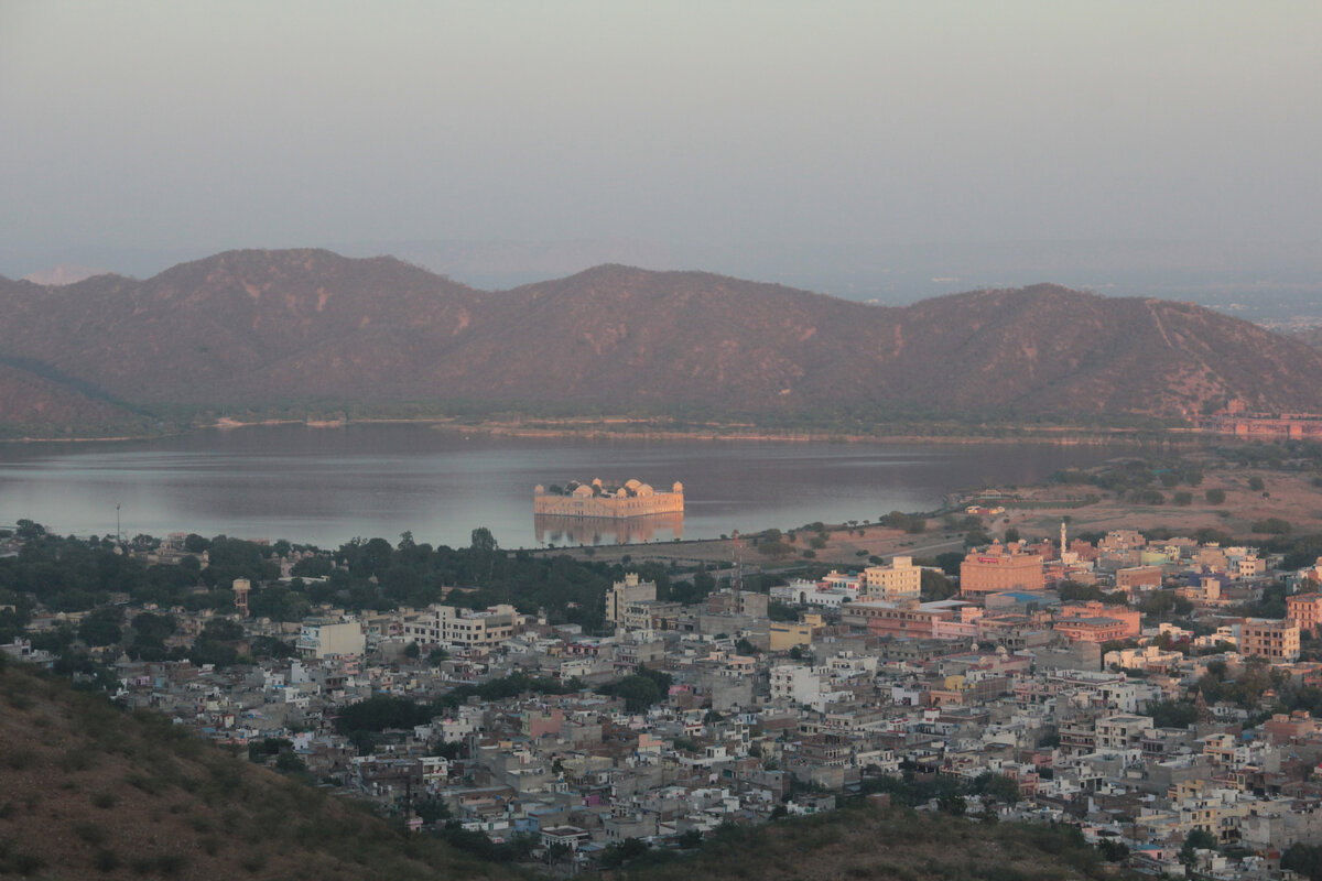 Джайпур не зря называется "Розовый город". Jal Mahal,- дворец посреди озера