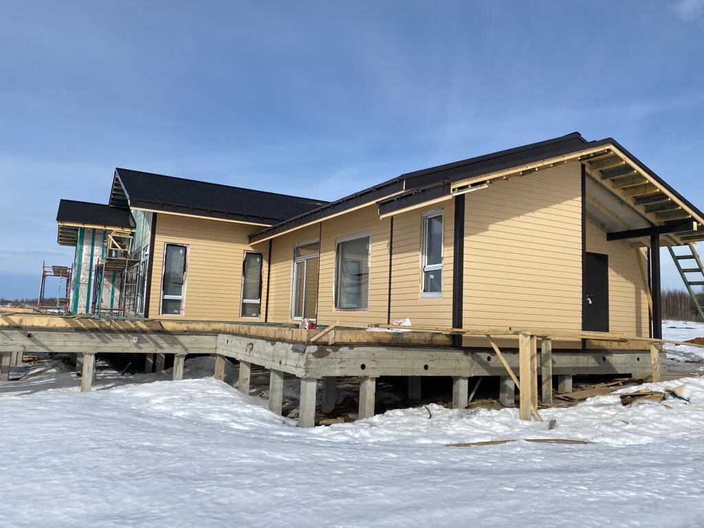 Свежий недострой на финальной стадии наружной отделки