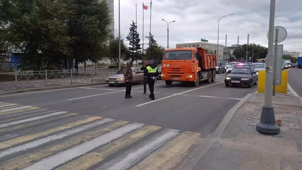     Водитель КамАЗа в понедельник вечером стал одним из участников смертельного наезда на женщину-пешехода на переходе в Дзержинском районе, по информации ГУ МВД по Волгоградской области.