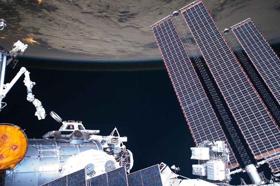 Какая космическая станция сейчас работает в космосе. Международная Космическая станция МКС. ЭМКАЭС Космическая станция. Самая большая Космическая станция в мире. Обитаемые космические станции.
