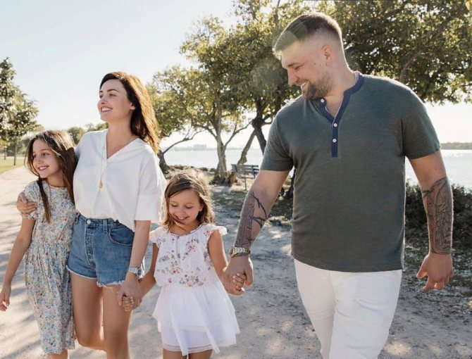 Баста с женой и детьми