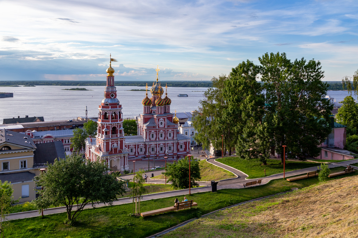 Новгород travel. Нижний Новгород Рождественская Церковь вид с Волги. Рождественская набережная Нижний Новгород. Строгановская Церковь Нижний Новгород фото.