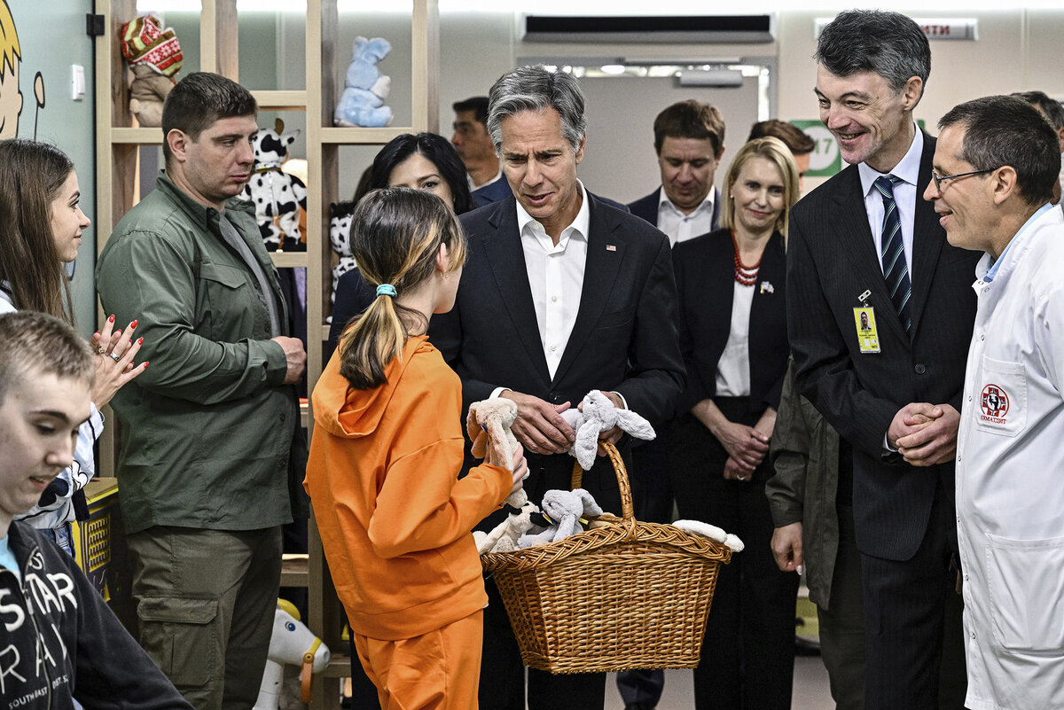    US Secretary of State Antony Blinken meets children during his visit to a children hospital in Kyiv, Ukraine Thursday, Sept. 8, 2022. (Genya Savilov, Pool Photo via AP) pipiya