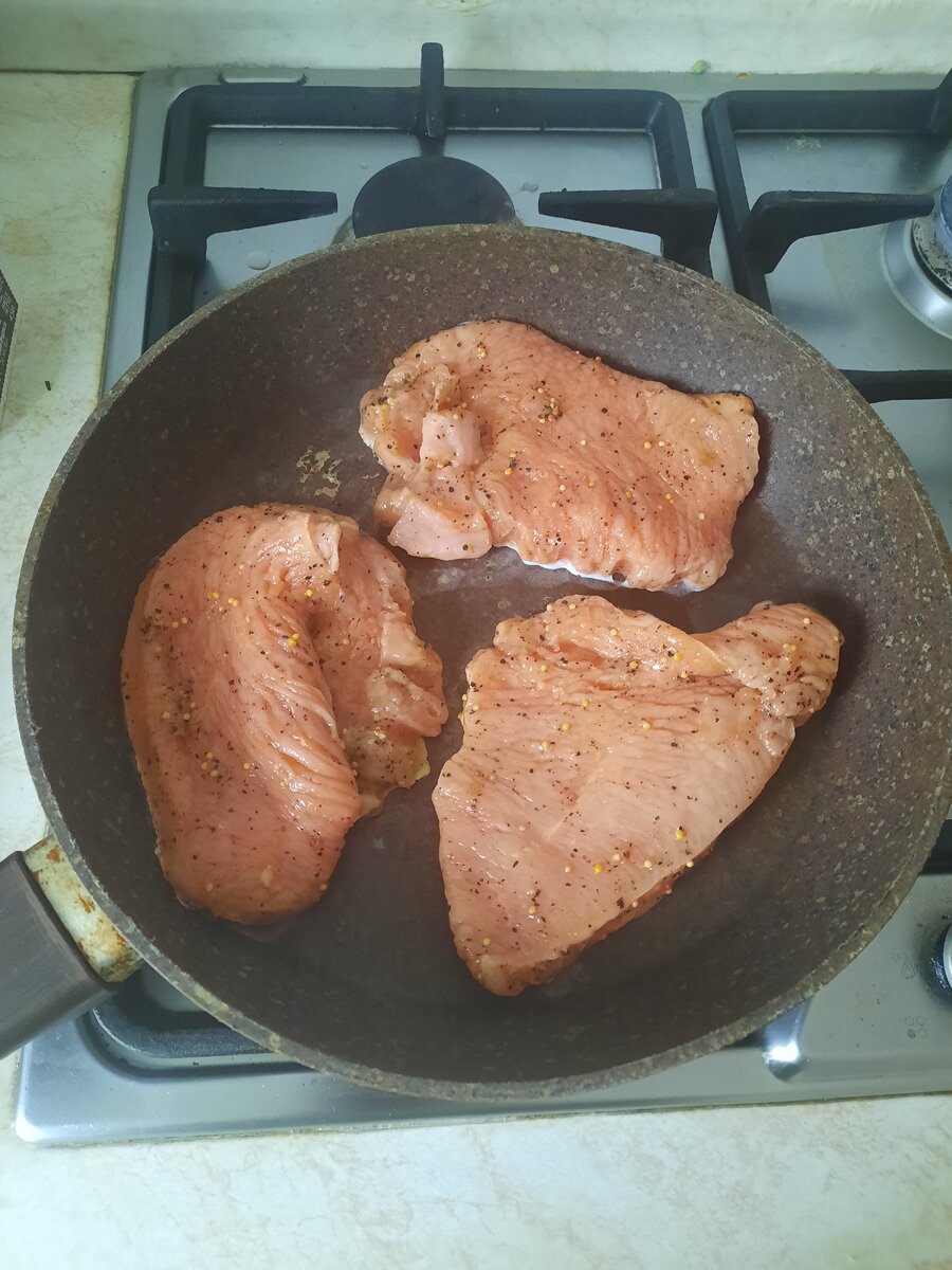 Жарю индейку, как раз таки без масла. Еще часто использую бумагу для жарки сразу со специями. Калорийность такого способа приготовления, такая же, как у запекания.