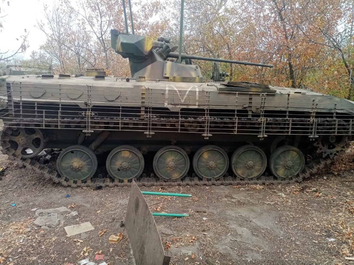Российская БМП-1АМ «Басурманин» в осеннем камуфляже с противокумулятивными решётками и козырьком, источник – Телеграм-канал Осведомитель
