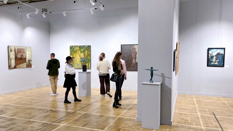 В залах Союза художников России в здании Новой Третьяковки можно увидеть более 240 работ молодых художников из всех 8 Федеральных округов России.-3
