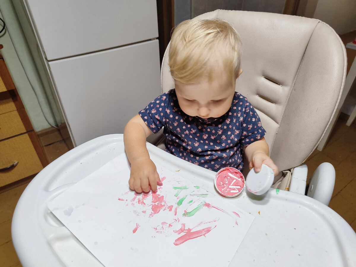 "Рисуем" пальчиковыми красками впервые