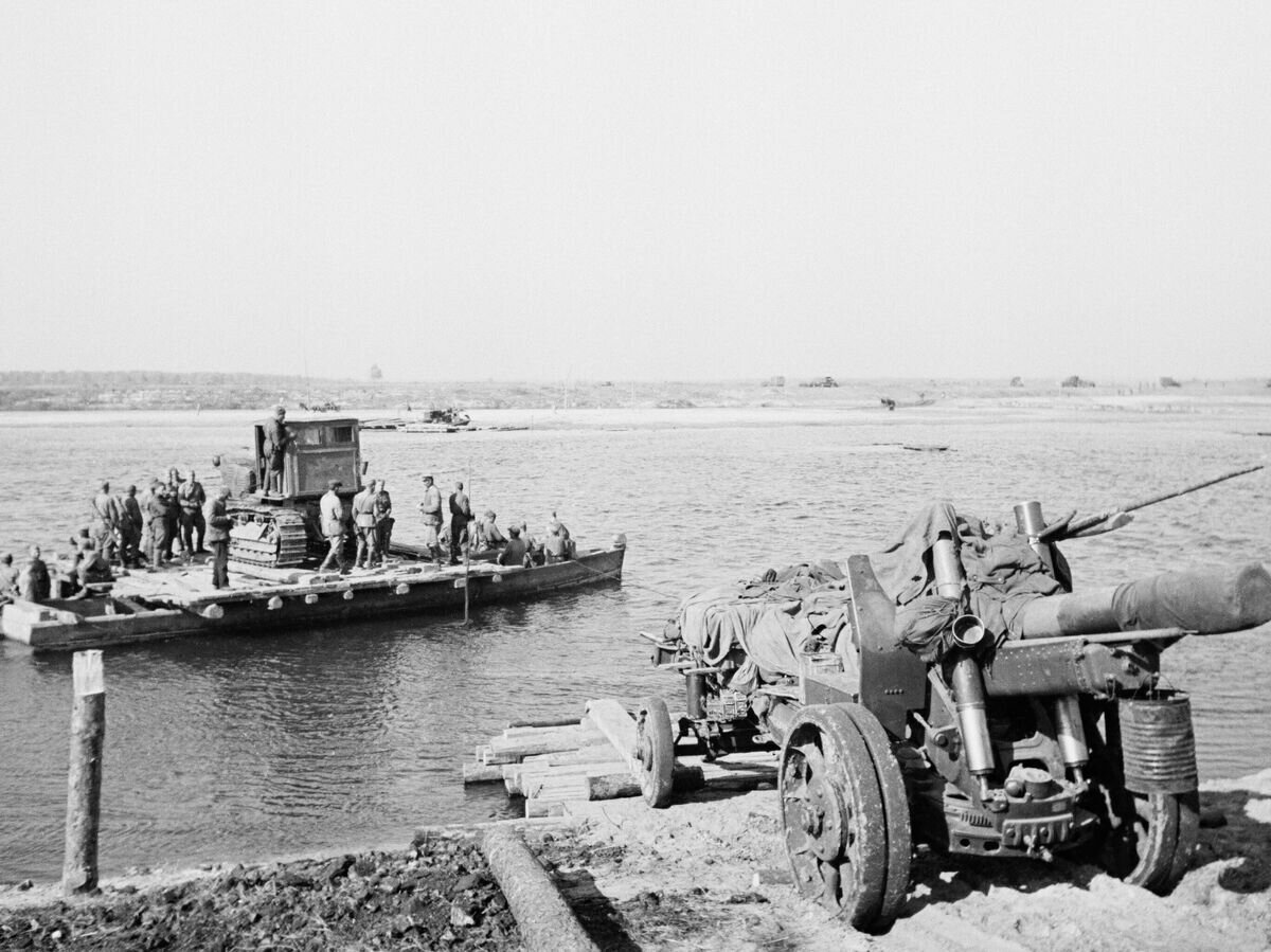    Битва за Днепр длилась четыре месяца став одной из самых масштабных операций Великой Отечественной войны. Переправа тяжёлой артиллерии через Днепр. 1943 года.© РИА Новости / Иван Шагин