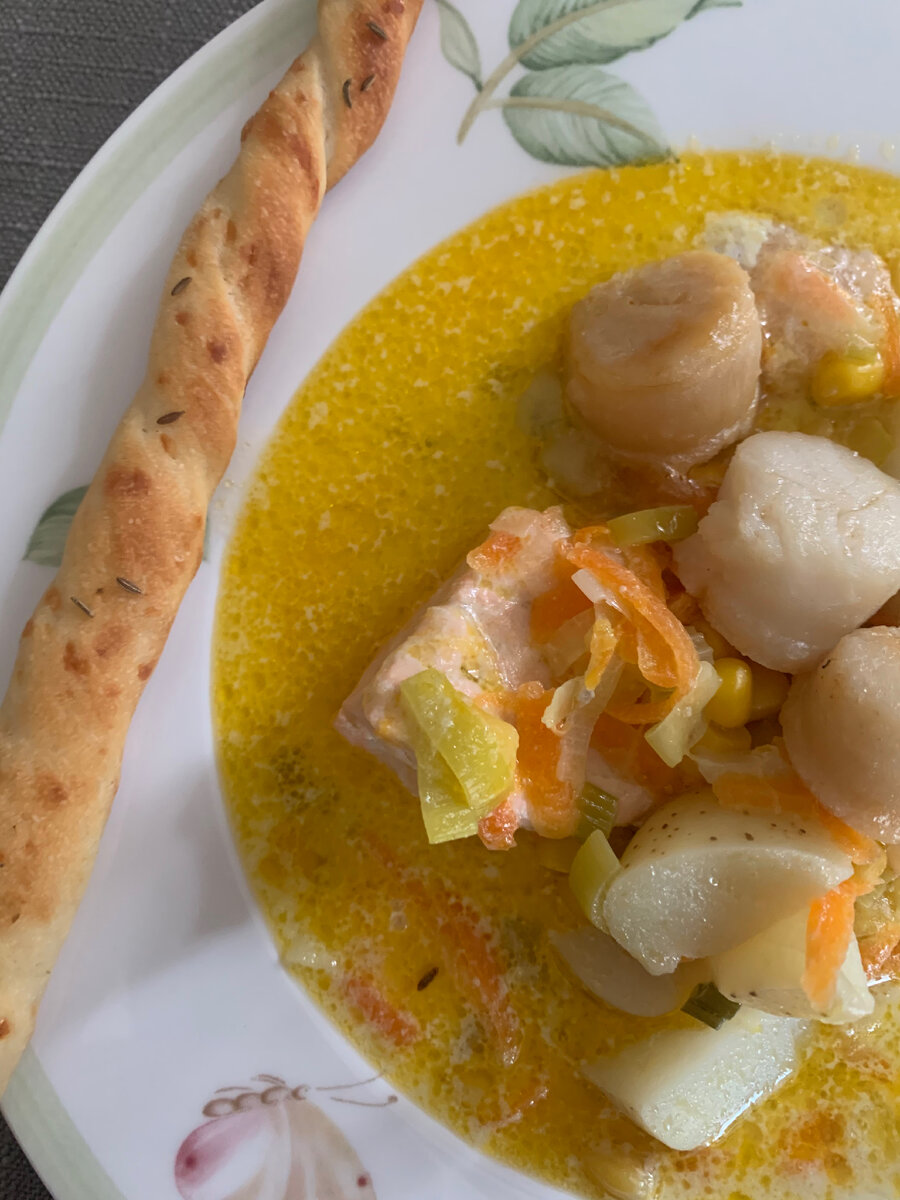 Чаудер с морепродуктами и рыбой.