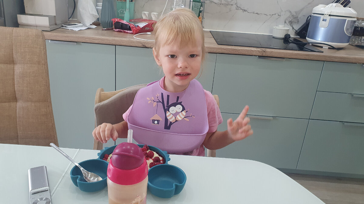 "Чтооо? Каши много, а конфетку только одну дашь?!" Она у нас тот еще торгаш