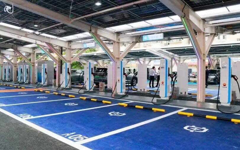 Суперзарядная станция PetroChina - может заряжать 80 электромобилей одновременно