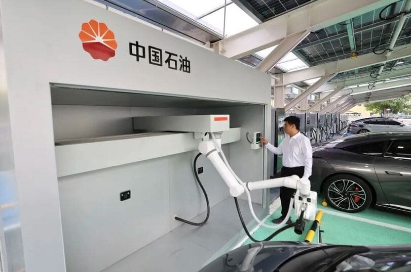 Суперзарядная станция PetroChina - в тестовом режиме роботизированные зарядные порты