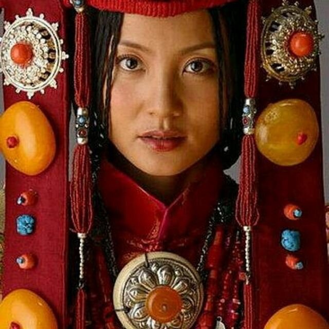 Многие видели красочные фотографии тибетских красоток в необычайно колоритном национальном костюме.
