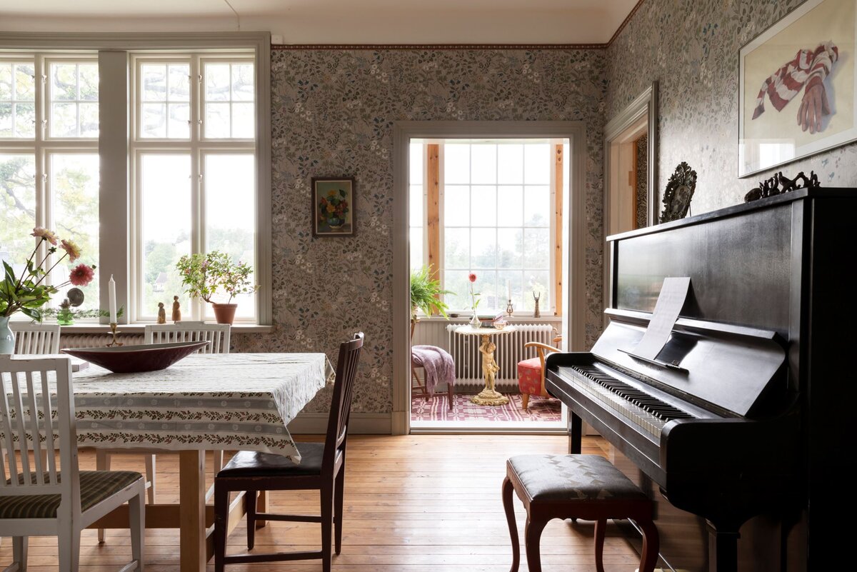 Начнем экскурсию со столовой (она же гостиная). Старые обои с оригинальным рисунком 50-х годов, пианино, деревянные полы и застекленная веранда, на которой хорошо сидеть с кружкой горячего кофе и любоваться окрестностями... Как же тут уютно...