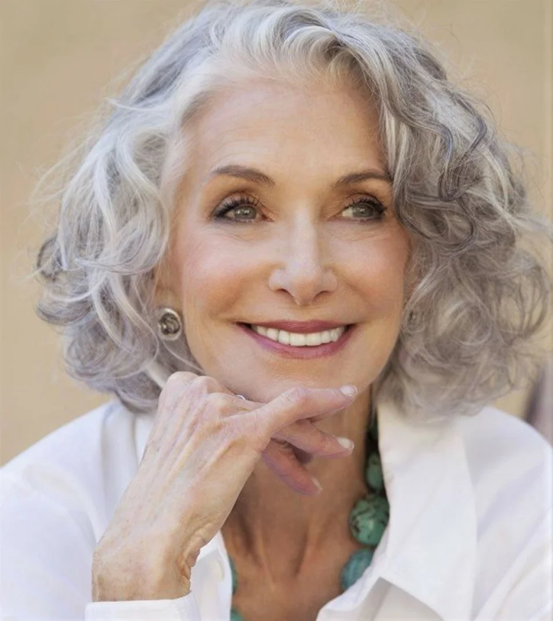 Возраст шестьдесят лет. Модель 60+ Барбара. Дафна Хикс Grey hair. Дженнифер Уиллис Седые волосы. Красивая пожилая женщина.