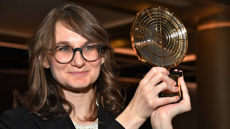 Фото: Ирина Бужор / Коммерсантъ📷Свой главный приз, изображающий линзу маяка, фестиваль-дебютант присудил режиссеру-дебютанту Анне Кузнецовой