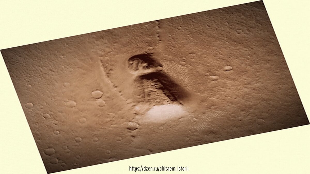 Странное образование в форме замочной скважины, выступающее с поверхности Марса, впервые заметил Джордж Хасс.