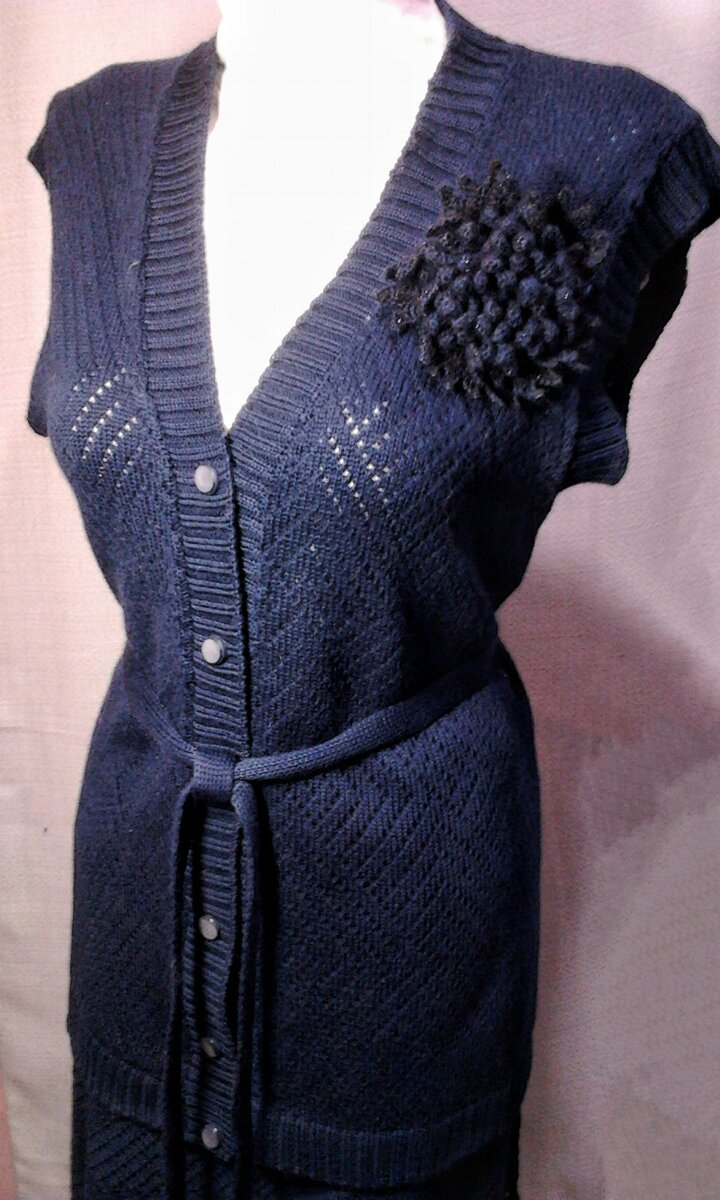 Жилет связан в технике панчлейс.