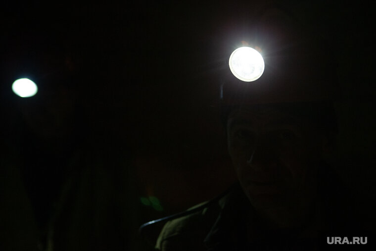    Жители опасаются переходить дорогу к остановке автобуса из-за отсутствия фонарей и пешеходного перехода