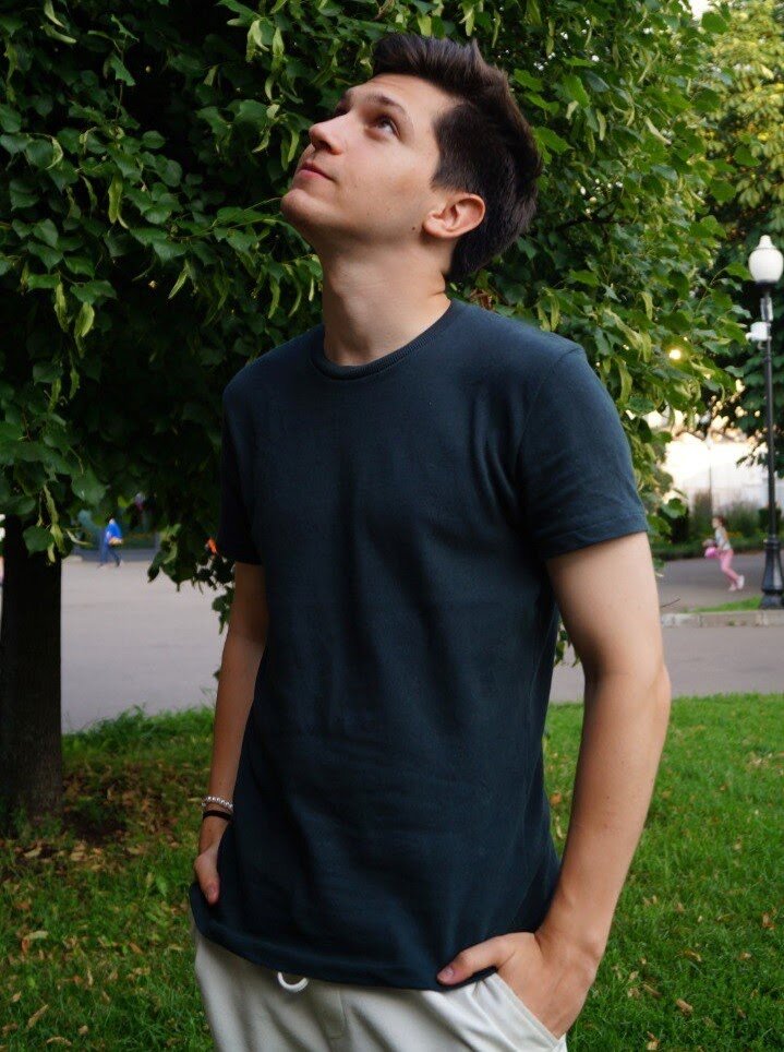 Тиктокер (по состоянию на октябрь 2023 года — 6 млн подписчиков), блогер. Москва, Россия.