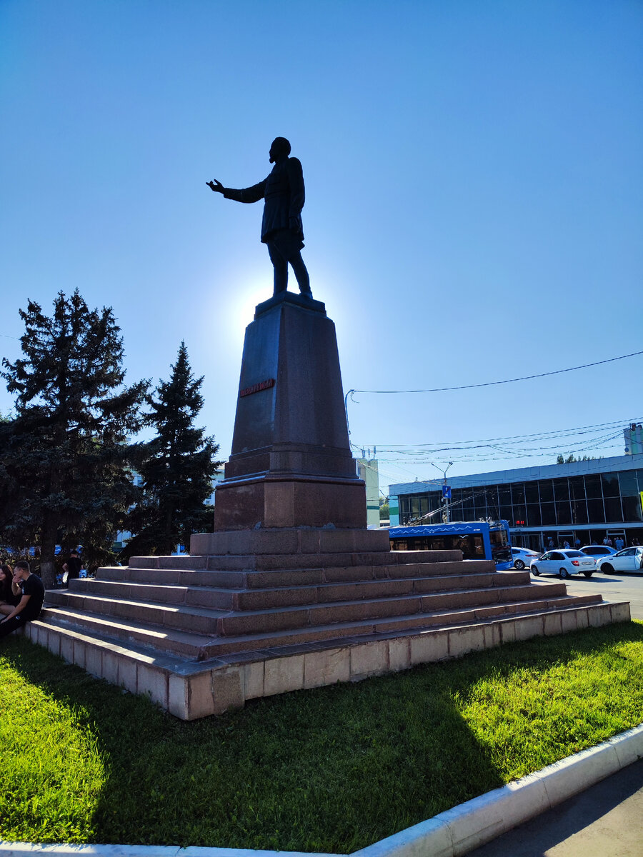 Памятник Дзержинскому в Саратове