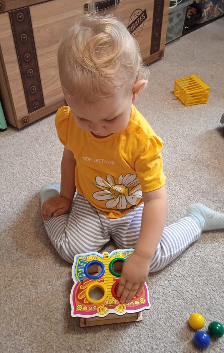 Это мы учим с Лизой базовые цвета