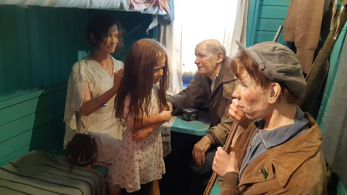 Посмотрите, как одеты люди.