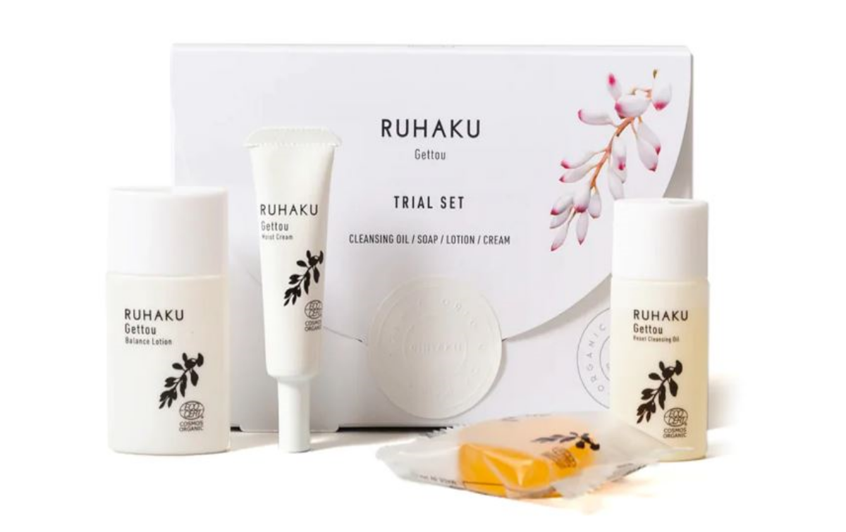 Мини-набор косметики Ruhaku - средство для демакияжа, мыло для умывания, лосьон и крем.