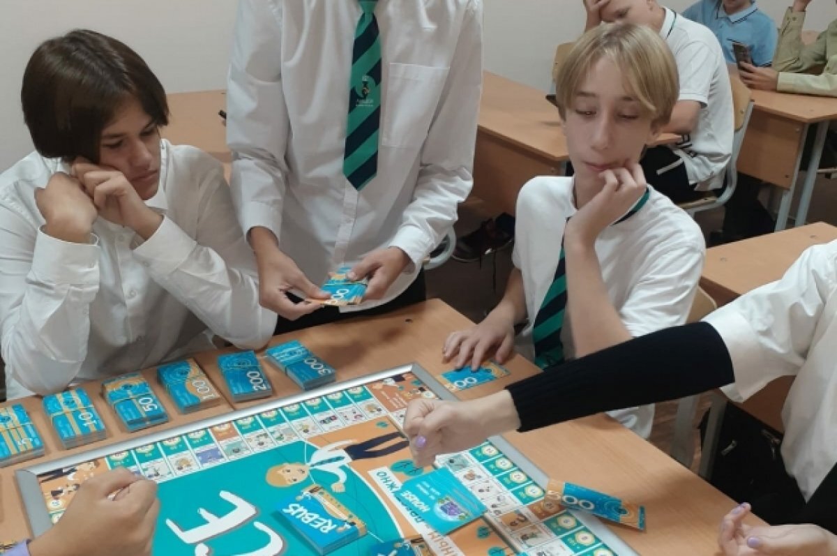    Одной игрой школьники убили двух зайцев: и с профессией экономиста познакомились, и потренировались грамотно тратить семейный бюджет.