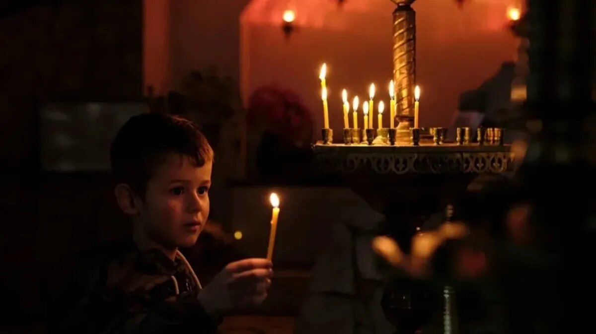 В этот день следует прийти на службу в церковь  для того, чтобы помолиться и поставить свечки за умерших. Фото: Shutterstock