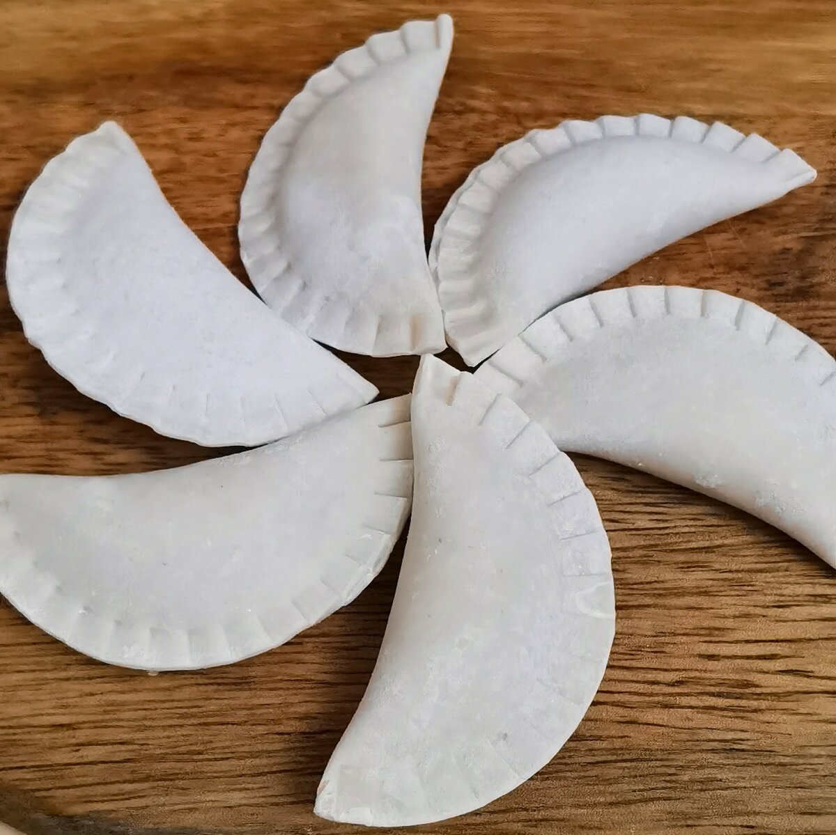 Красивее киев. Мне такая форма нравиться больше, чем ушки. 