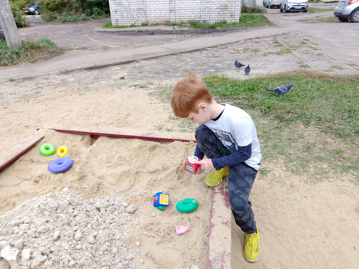 Фото летнее. В тёплых пуховиках пока фото нет. Никак не можем адаптироваться к холоду