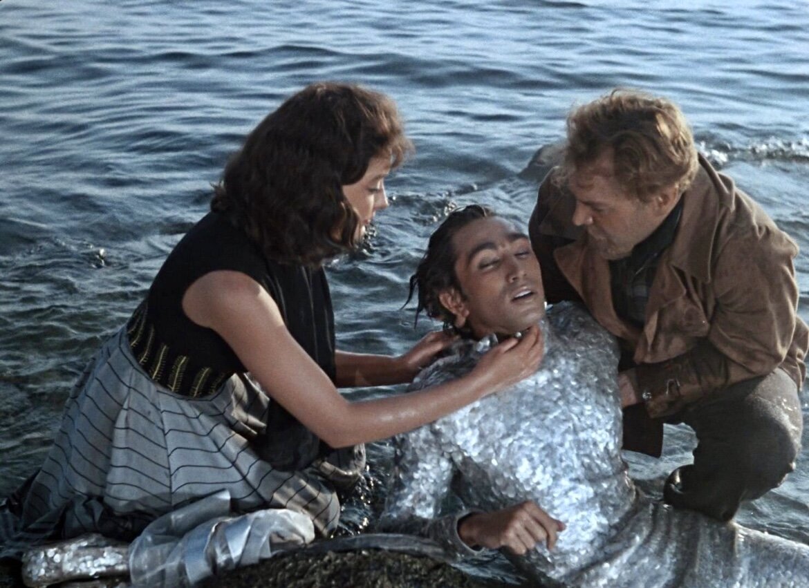 Исполнитель роли Ихтиандра-наш любимый актёр Коренев когда-то держал на коленях моего мужа( совсем ребёнком), приехав на съемки фильма в маленький сибирский городок. Тогда почти всех его жителей собрали для массовки.