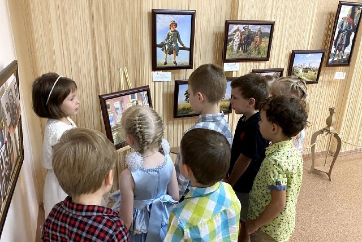    Ребята не только рассматривают картины, но и выступают в роли экскурсоводов.