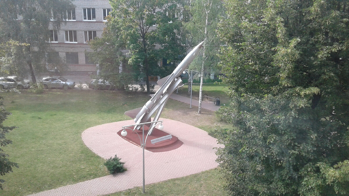 Памятник во дворе Рязанского радиоуниверситета