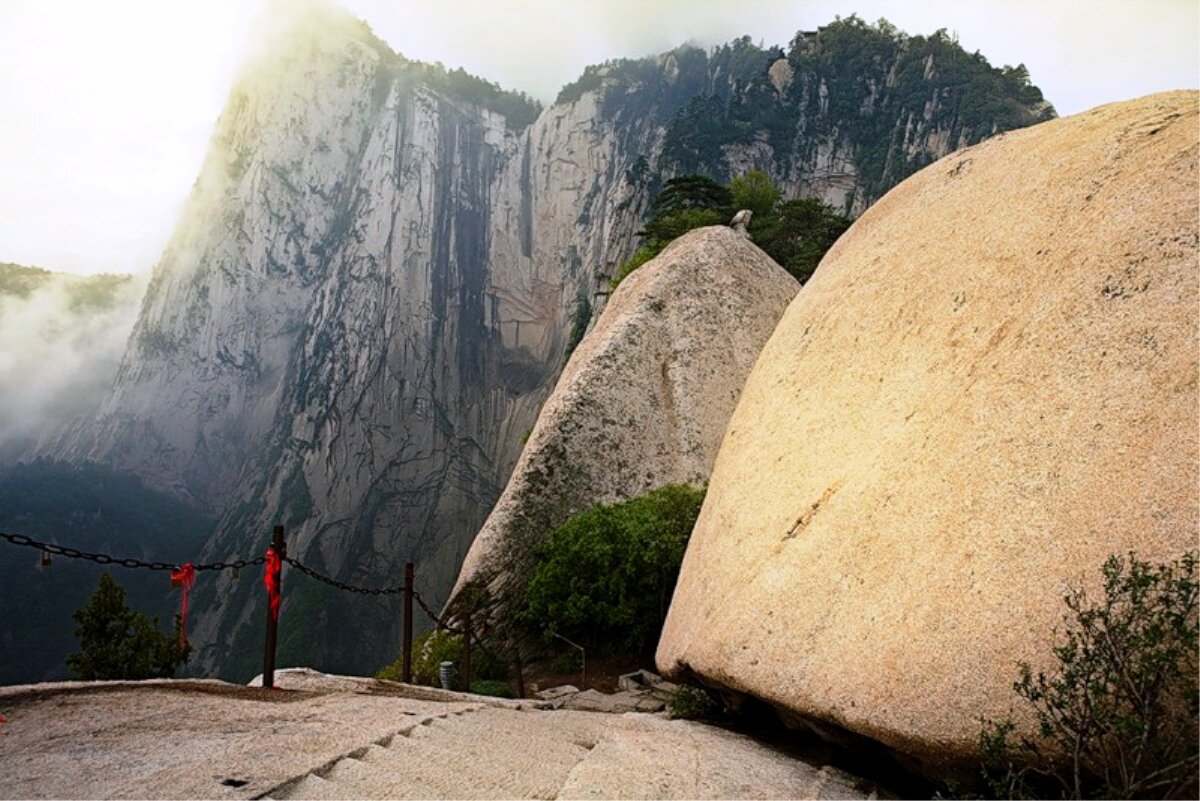 Шайлушан фото. Лестница горы Хуаншань. Гора Хуашань (Hua Shan), Китай. Небесная лестница Хуашань. Лестница в Хуа Шан Китай.