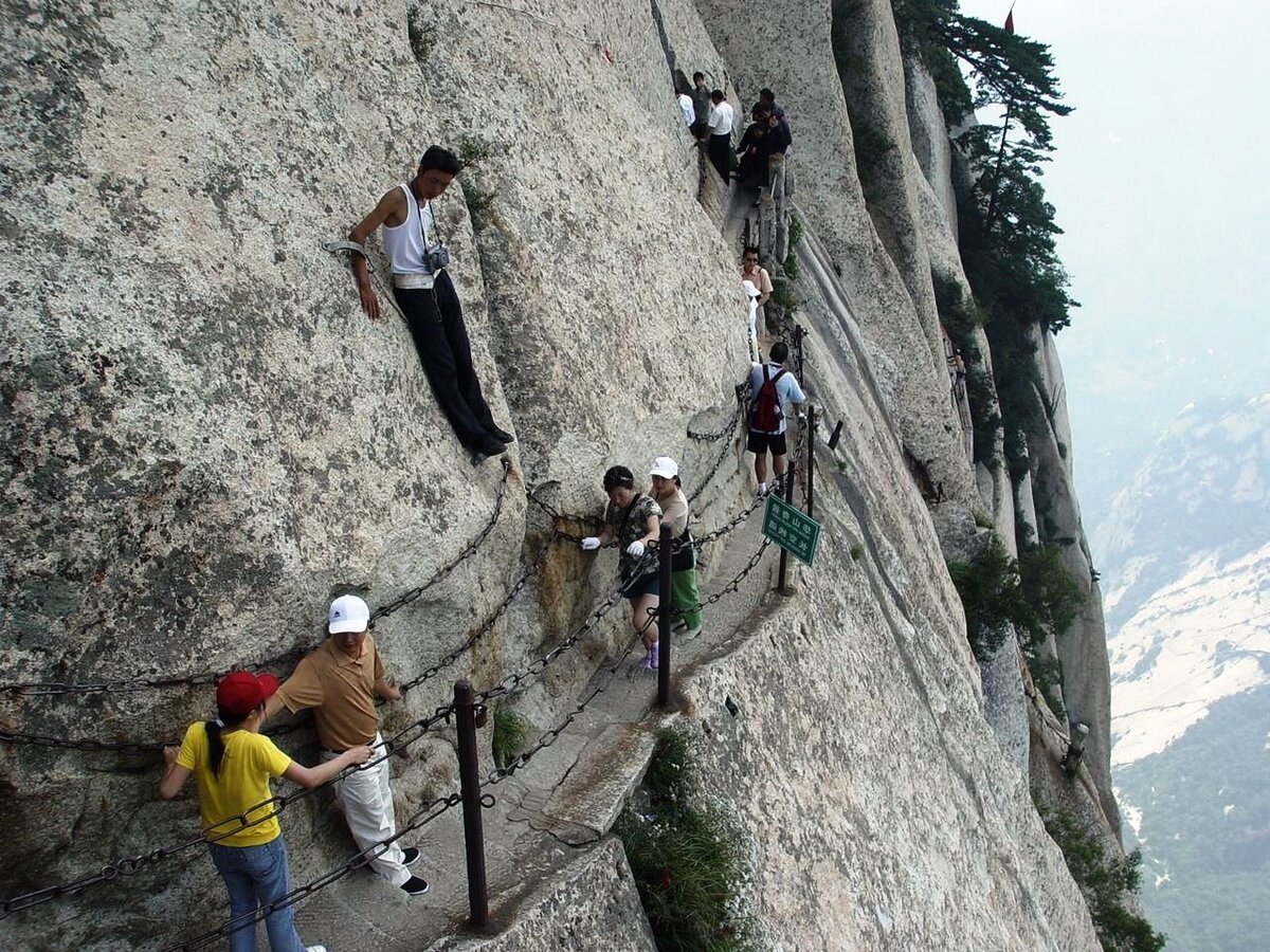 Каменная лестница в горах