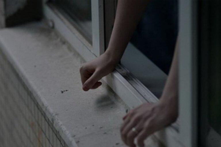    Спустилась из окна по простыням. Оренбурженка спаслась после нападения сожителя Белов Михаил Александрович