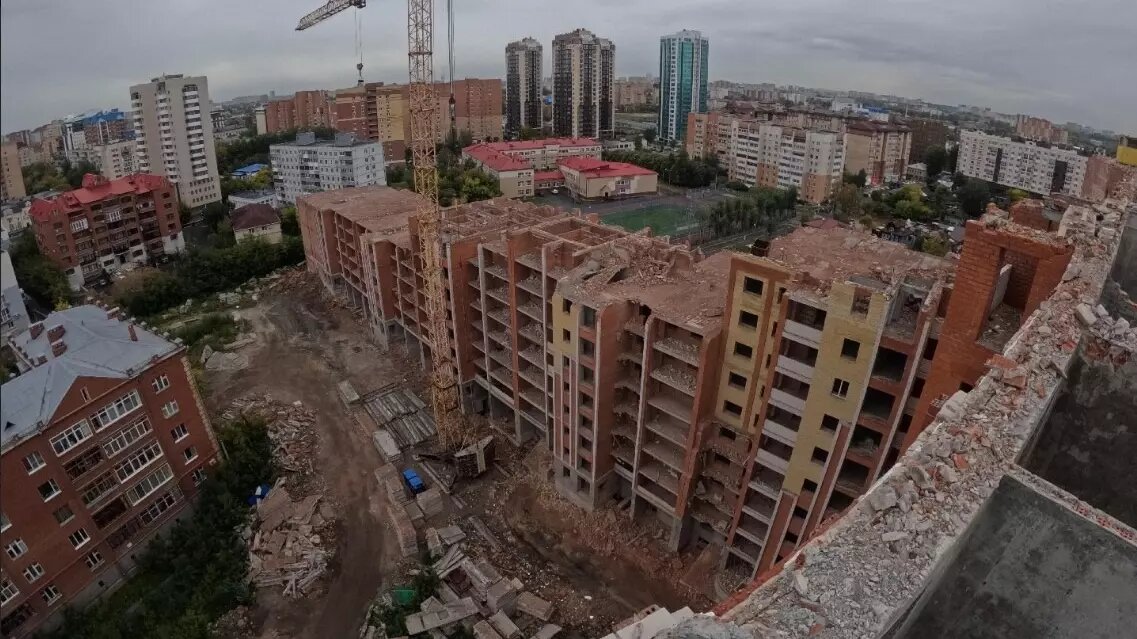     Стали известны сроки сноса долгостроя, расположенного в квадрате улиц Герцена — Камышинской — Смоленской — Дзержинского. Здание демонтируют до марта 2024 года.