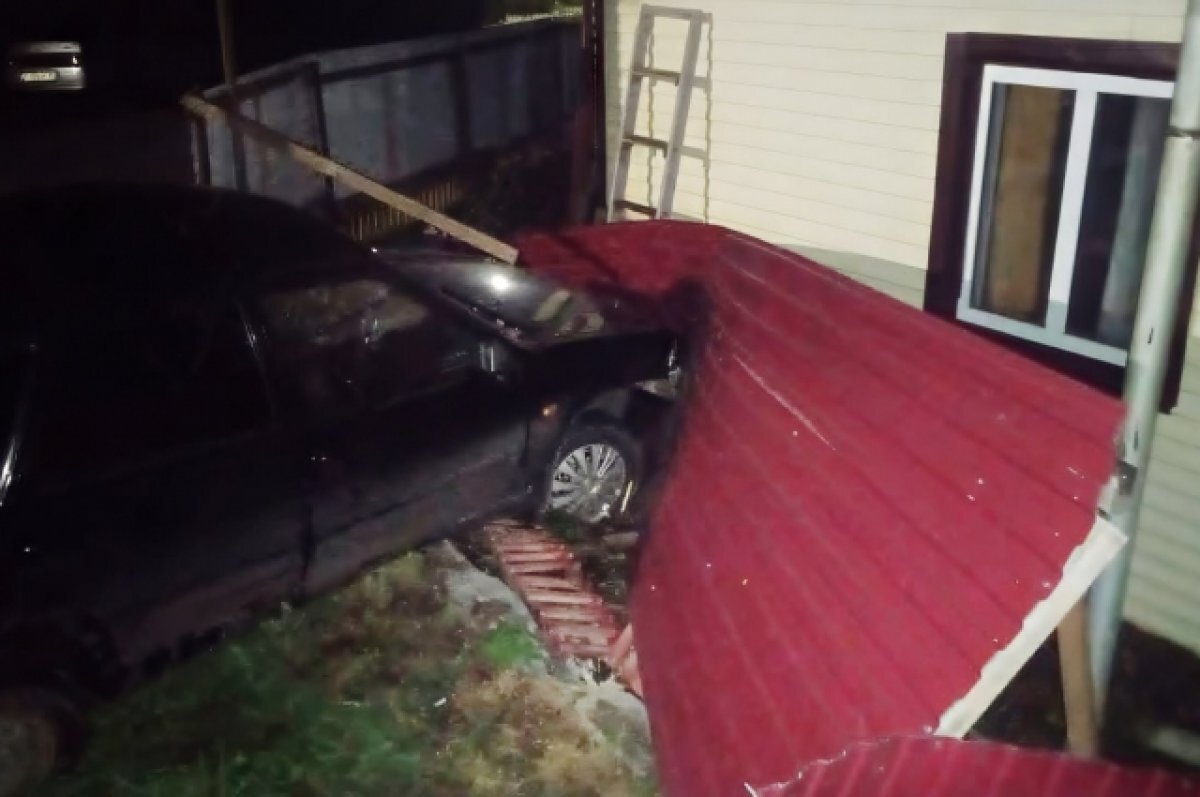    Пьяная жительница Кувандыке села за руль и снесла забор соседям