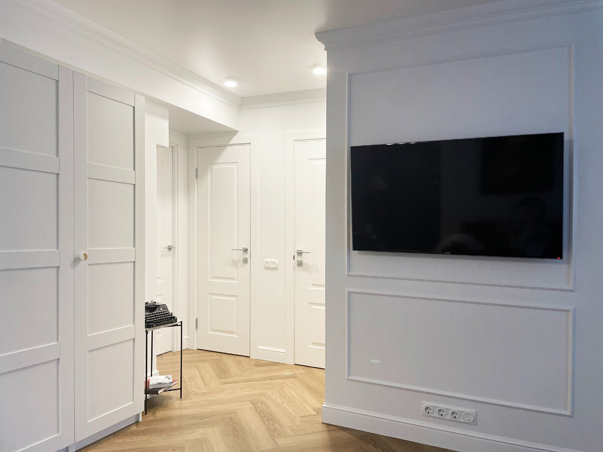 Натяжной потолок и потолочные карнизы в одном из моих проектов. Фото собственность автора.