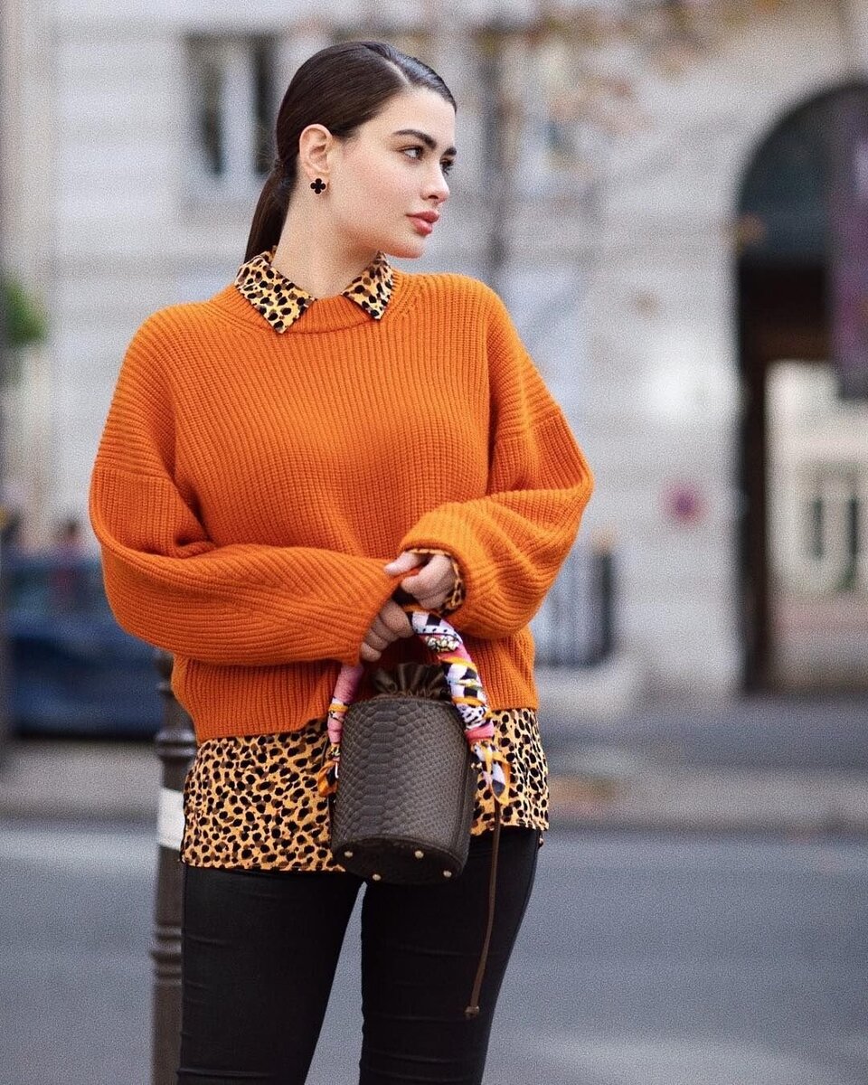 Оранжевый свитер женский