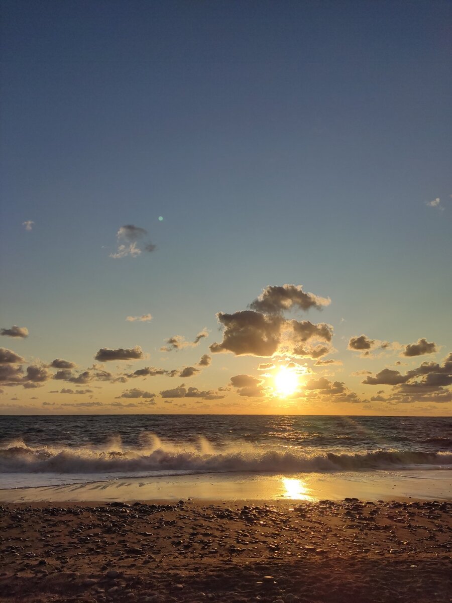 Фото старшей дочери. У них, кстати, в художке считалось моветоном закаты рисовать😁