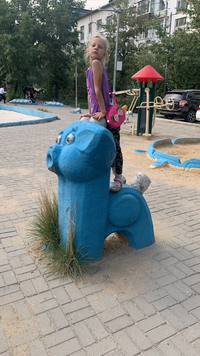 На детских площадках Улан-Батора много интересных животных из бетона 