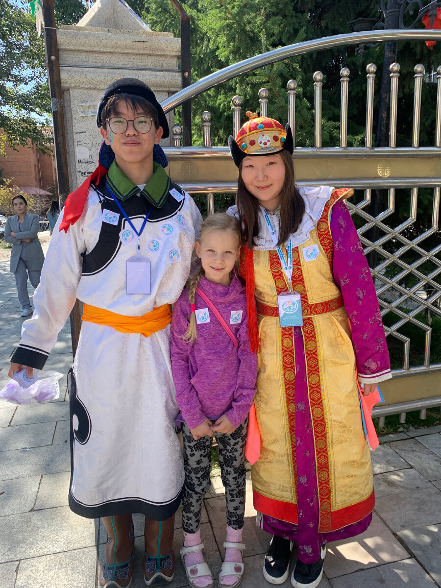 Ребята на входе с радостью позировали мне