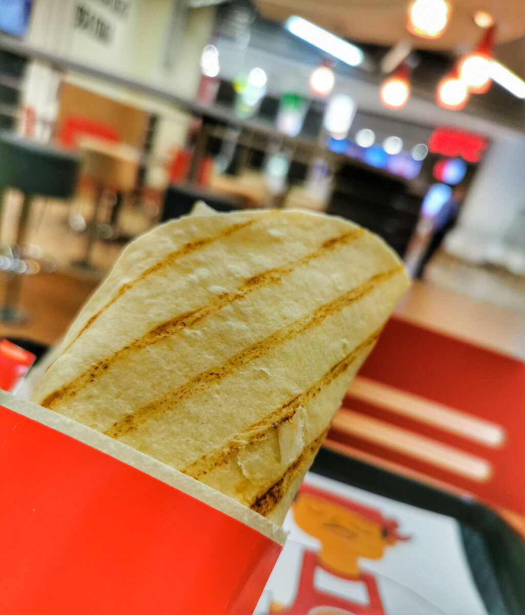 Ролл. Кажется, с креветками.