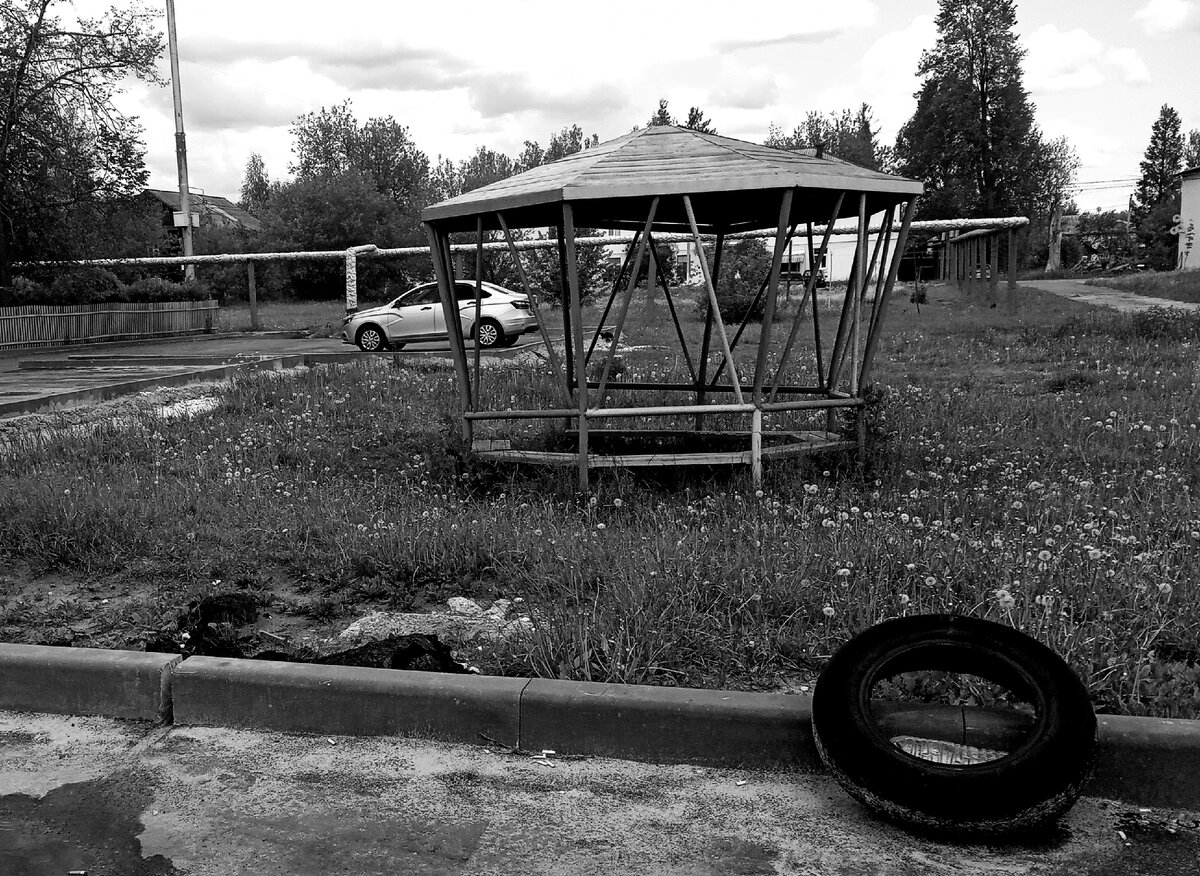 Колорит бакшеевских двориков лучше передается на черно-белом фото,